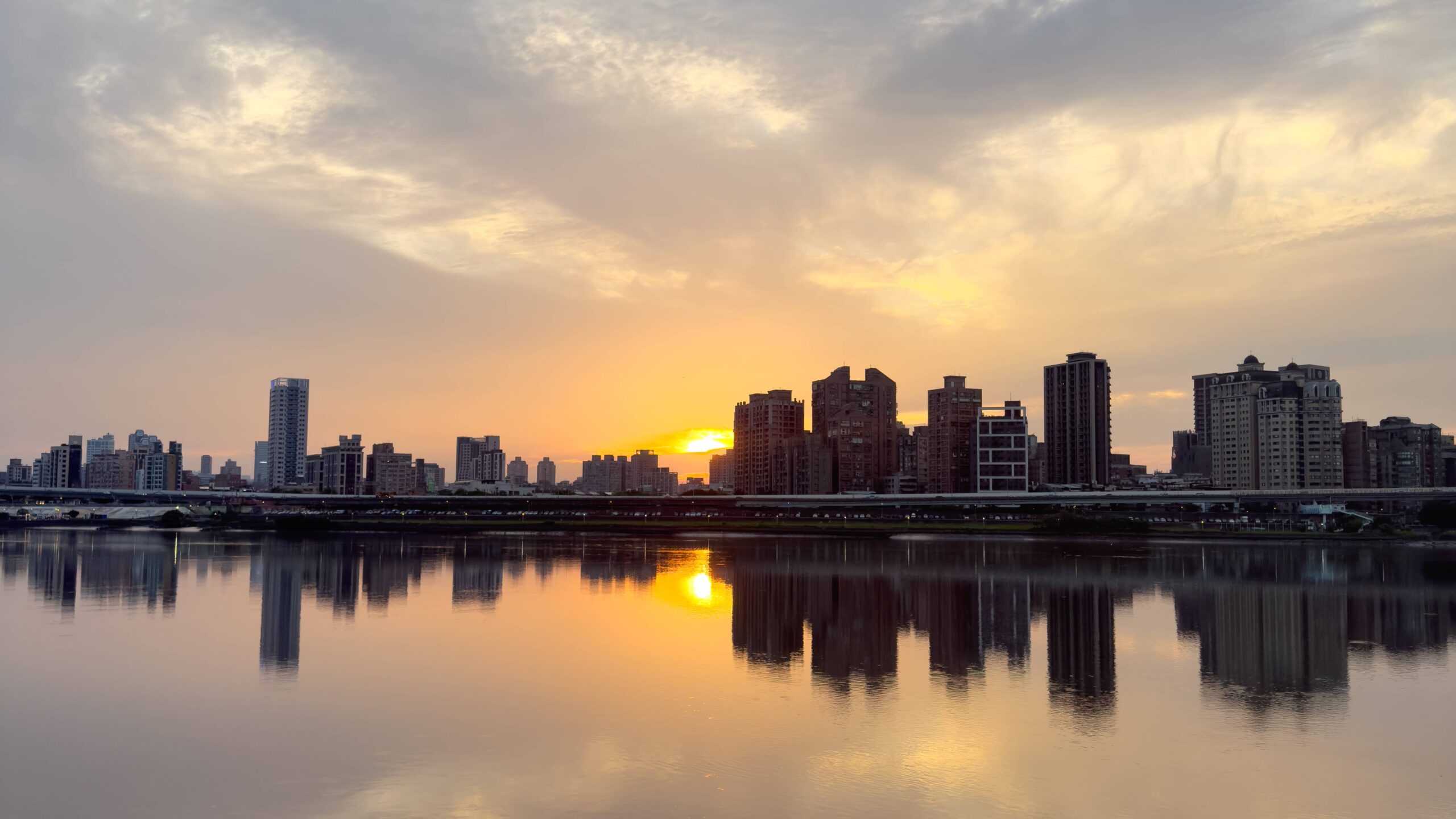 dadaocheng-wharf-container-market-sunset