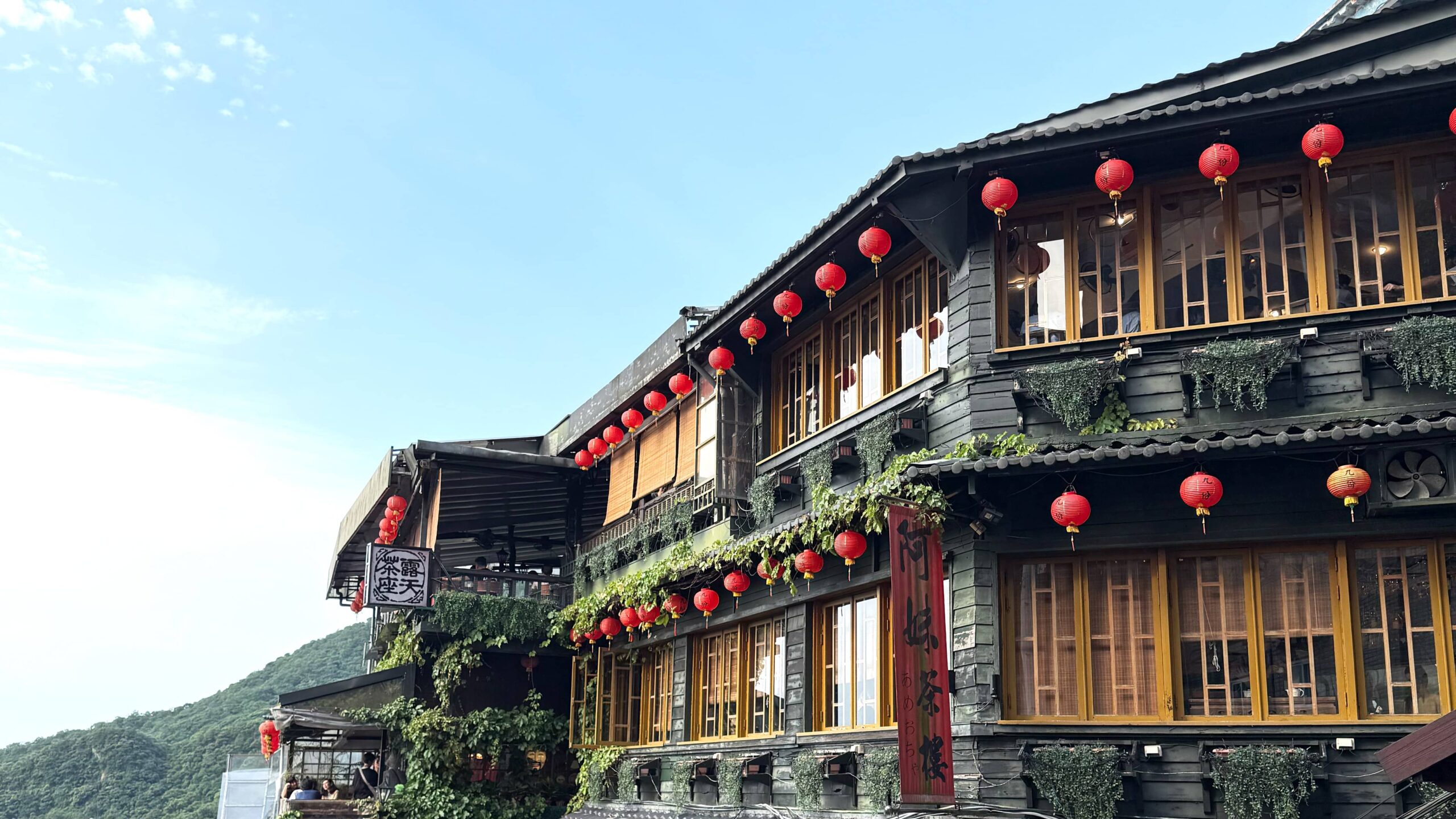 jiufen-old-street-lantern-arrangment